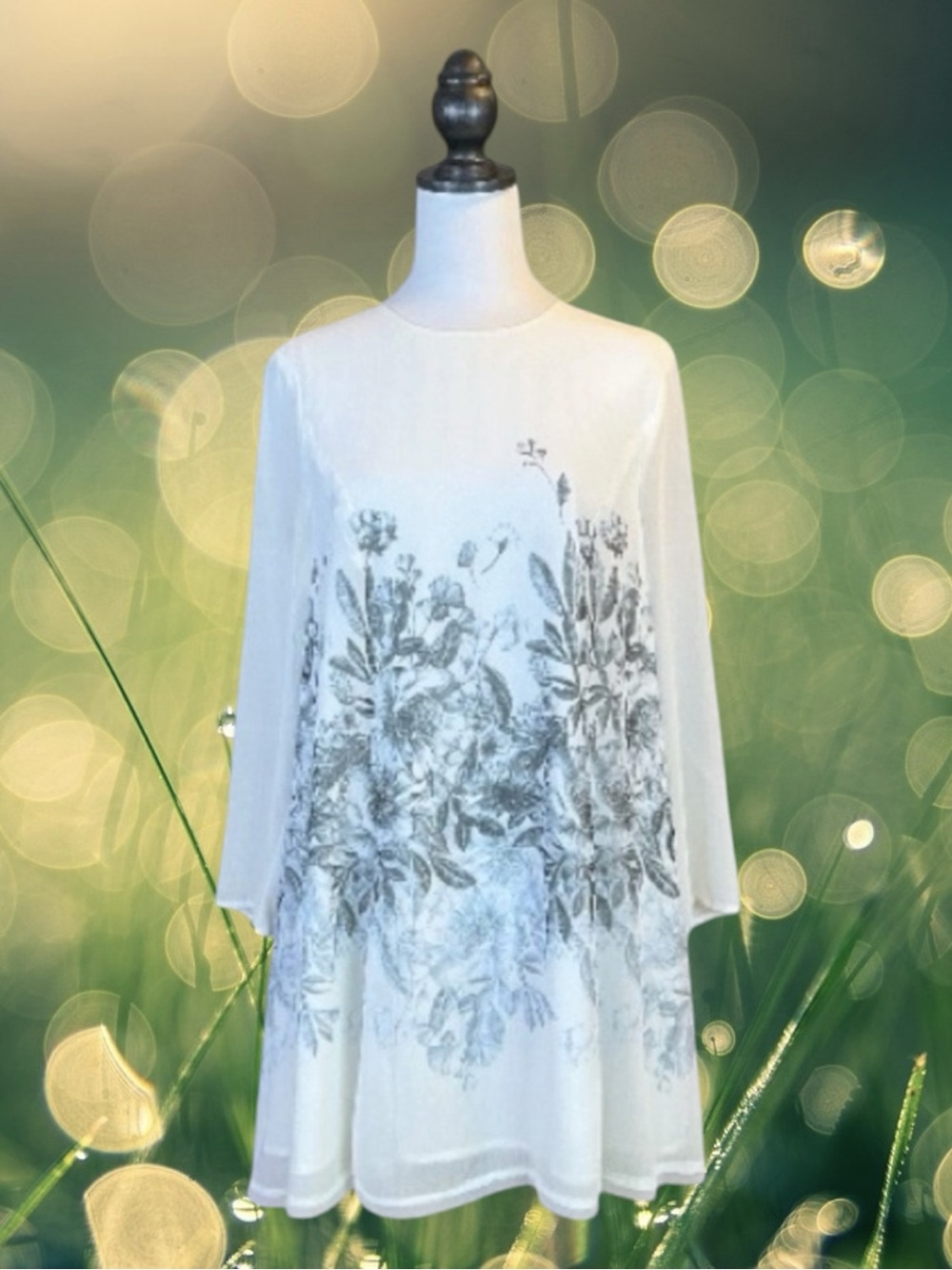 Urban Outfitters Kimchi Blue Shift Dress White Gray Floral Keyhole Cottagecore M